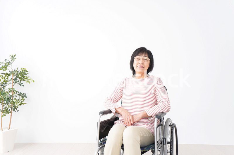 車椅子に乗るおばあさん