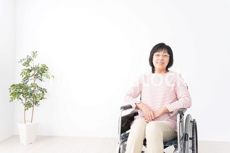 車椅子に乗るおばあさん