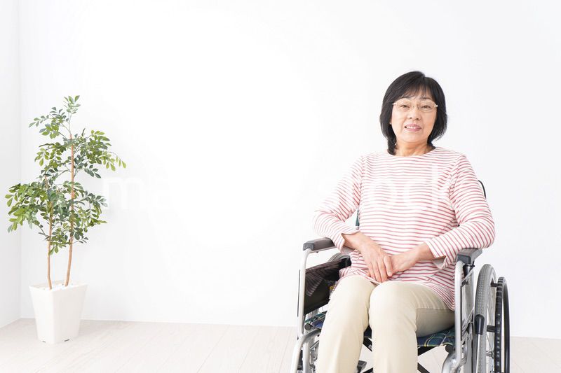 車椅子に乗るおばあさん