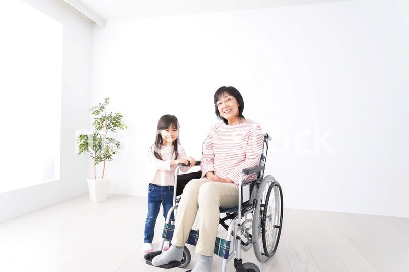 車椅子に乗るおばあちゃんと女の子