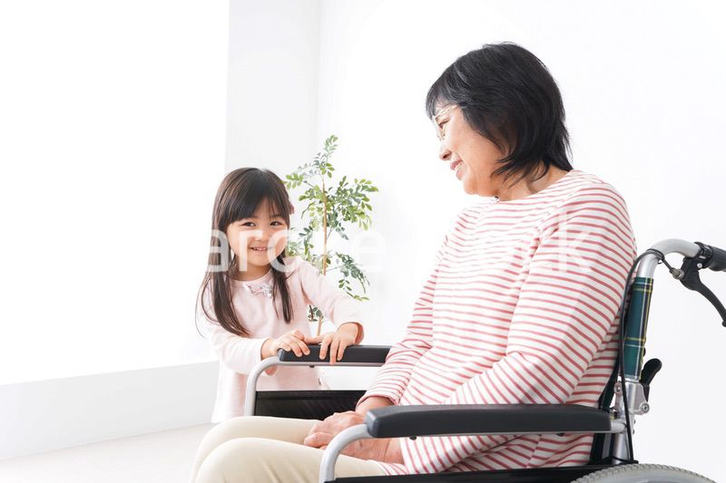 車椅子に乗るおばあちゃんと女の子