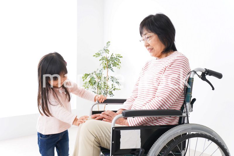 車椅子に乗るおばあちゃんと女の子