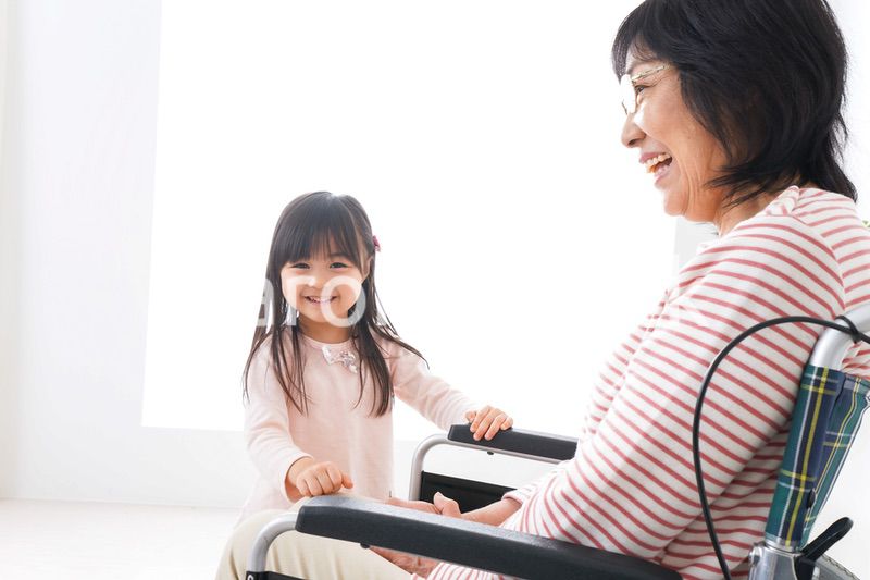 車椅子に乗るおばあちゃんと女の子