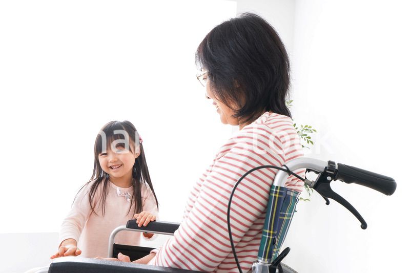 車椅子に乗るおばあちゃんと女の子