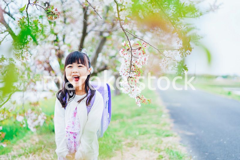 ランドセルを背負って叫ぶ小さな女の子