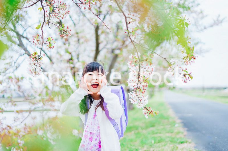 ランドセルを背負って叫ぶ小さな女の子