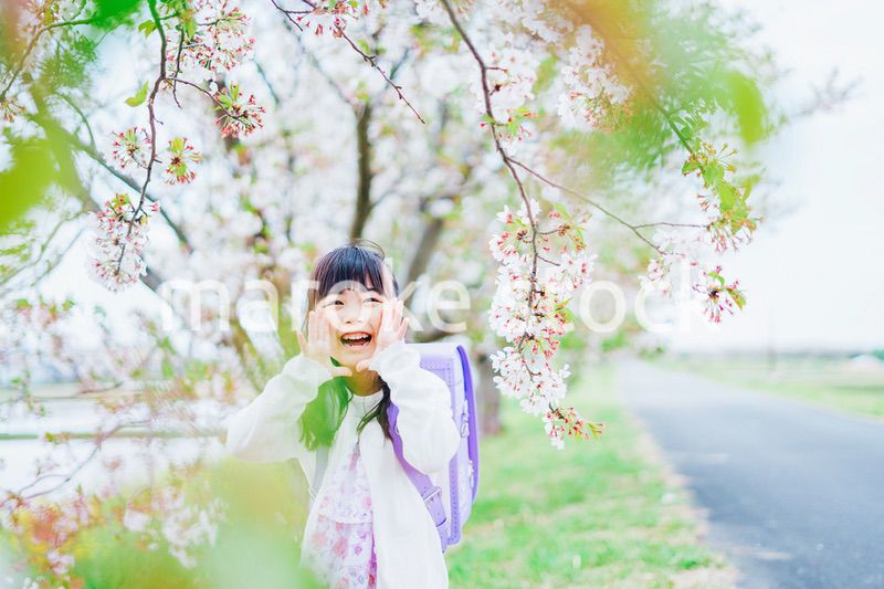 ランドセルを背負って叫ぶ小さな女の子