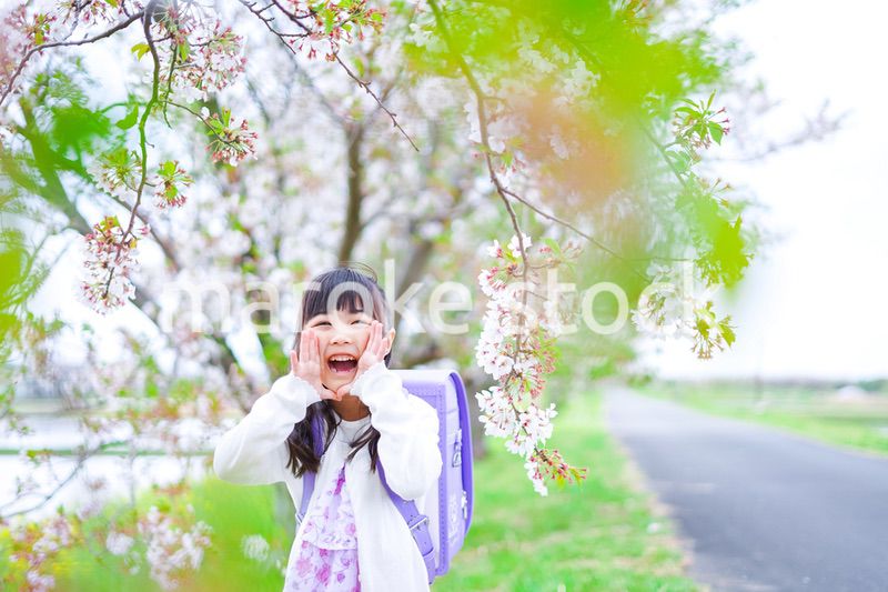 ランドセルを背負って叫ぶ小さな女の子