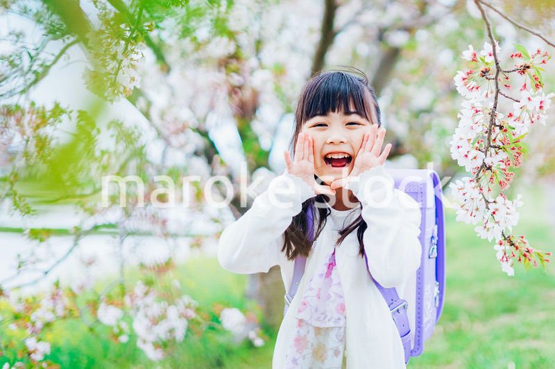 ランドセルを背負って叫ぶ小さな女の子