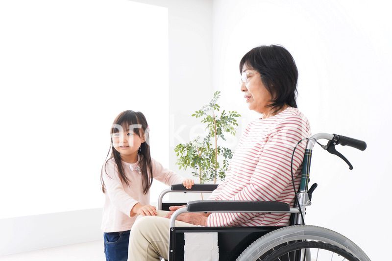 車椅子に乗るおばあちゃんと女の子