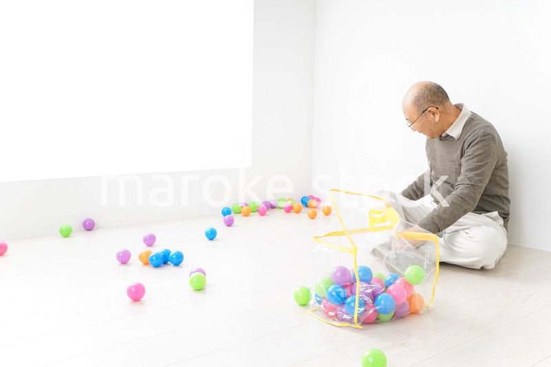 子供と遊ぶおじいちゃん