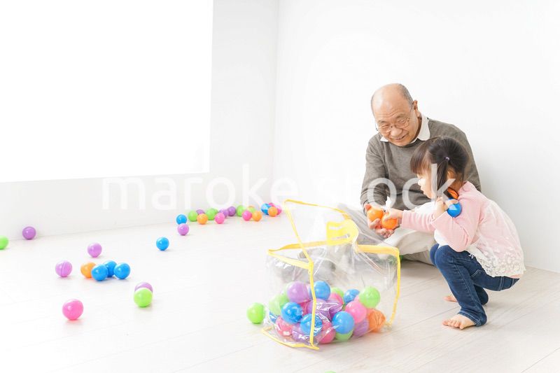 子供と遊ぶおじいちゃん