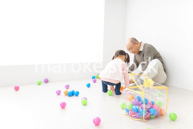 子供と遊ぶおじいちゃん
