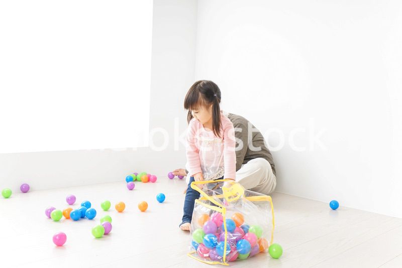 子供と遊ぶおじいちゃん