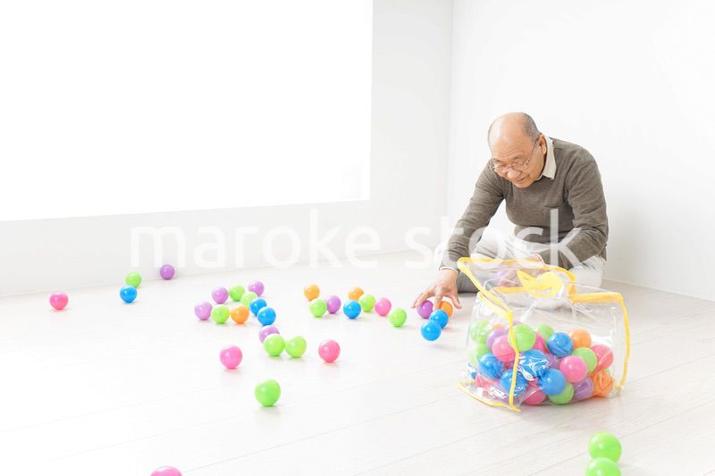 子供と遊ぶおじいちゃん