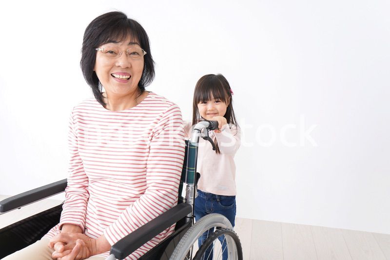 車椅子に乗るおばあちゃんと女の子