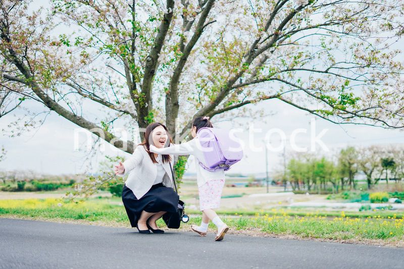 小学生の女の子とお母さん