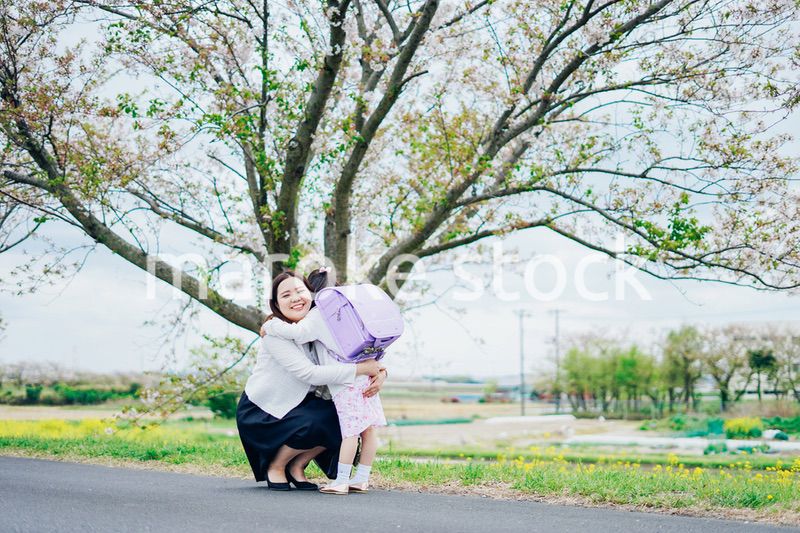 小学生の女の子とお母さん