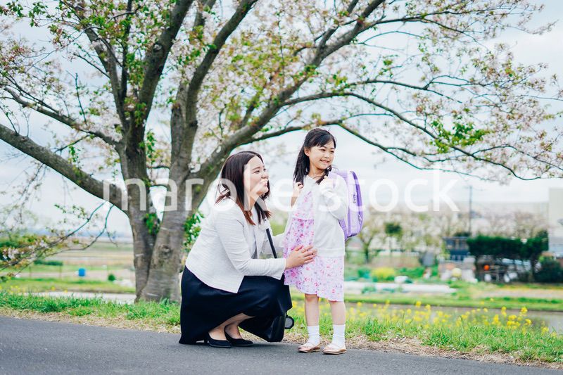 小学生の女の子とお母さん