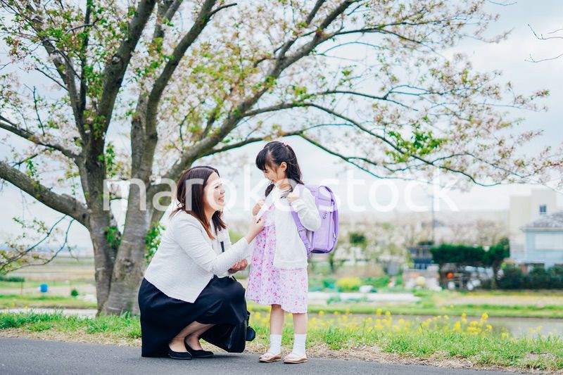 小学生の女の子とお母さん