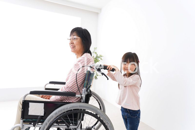 車椅子に乗るおばあちゃんと女の子