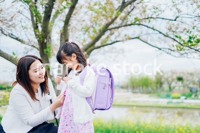 小学生の女の子とお母さん