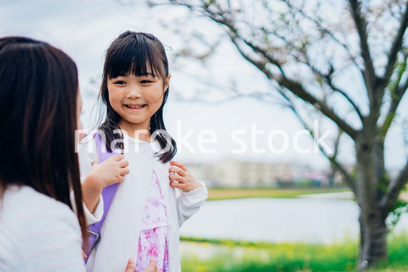 小学生の女の子とお母さん