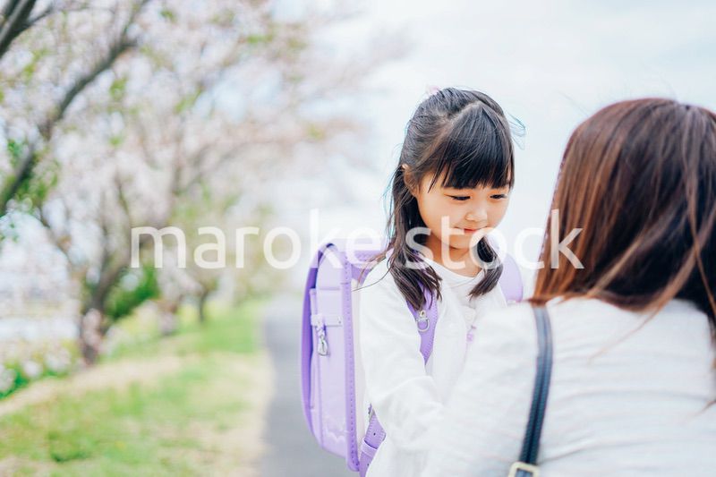小学生の女の子とお母さん