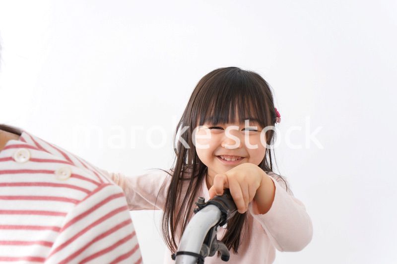 車椅子に乗るおばあちゃんと女の子