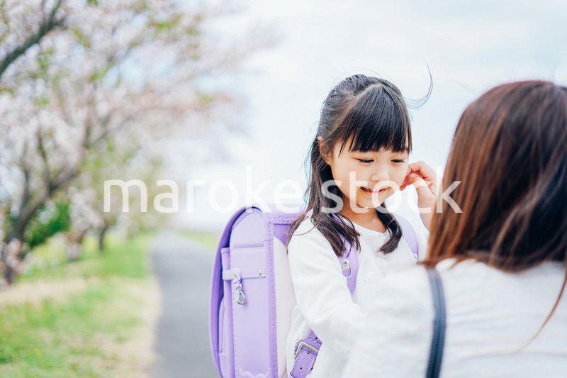 小学生の女の子とお母さん