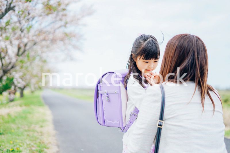 小学生の女の子とお母さん