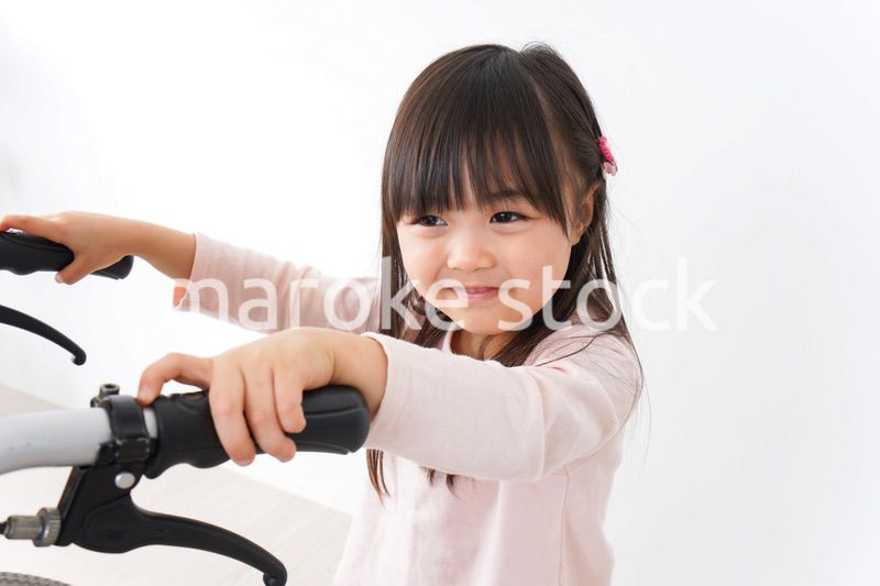 車椅子に乗るおばあちゃんと女の子