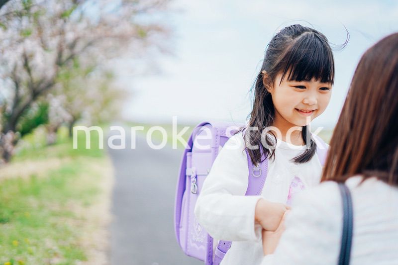 小学生の女の子とお母さん