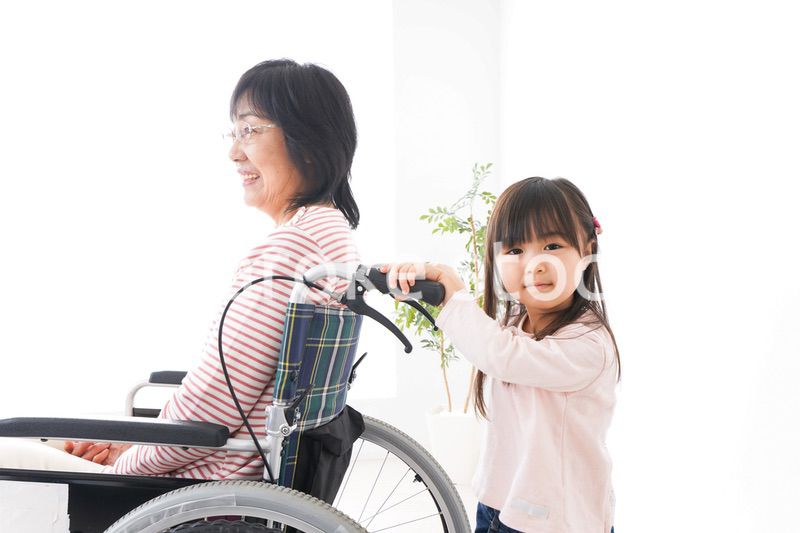 車椅子に乗るおばあちゃんと女の子
