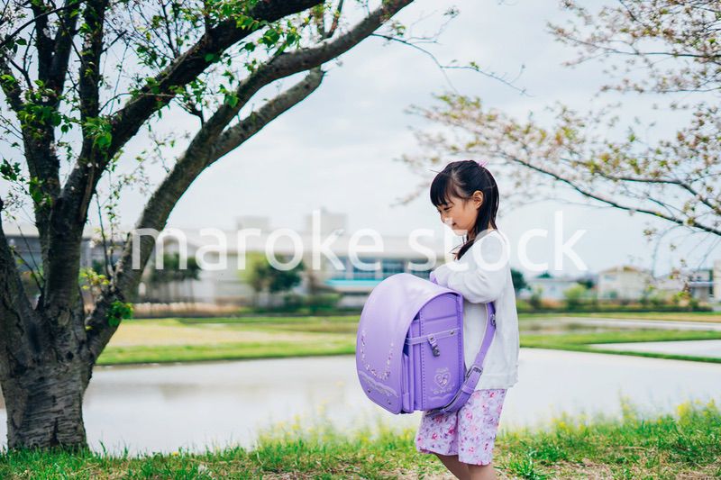 小学生の女の子とお母さん
