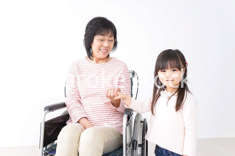 車椅子に乗るおばあちゃんと女の子