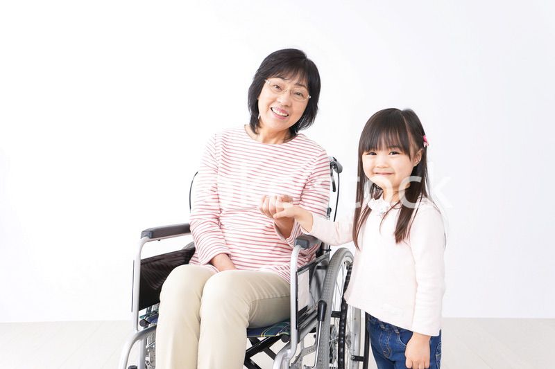 車椅子に乗るおばあちゃんと女の子