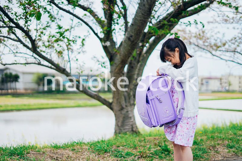 小学生の女の子とお母さん