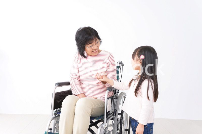車椅子に乗るおばあちゃんと女の子