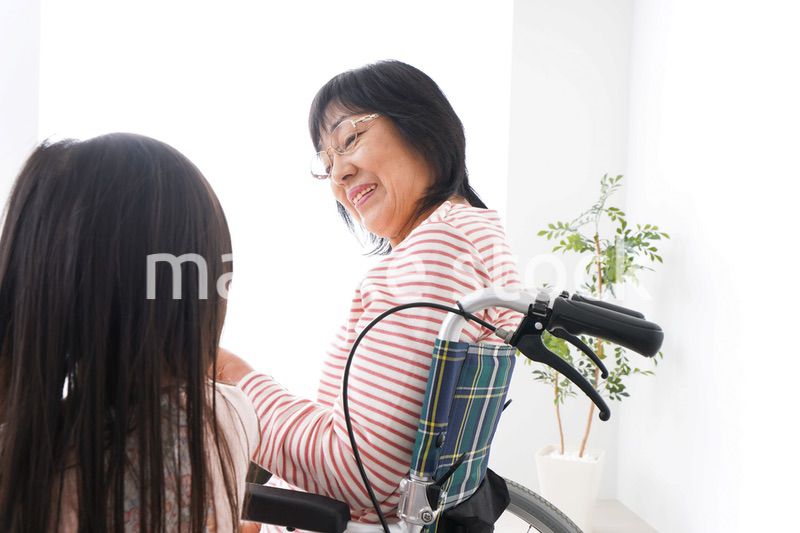 車椅子に乗るおばあちゃんと女の子