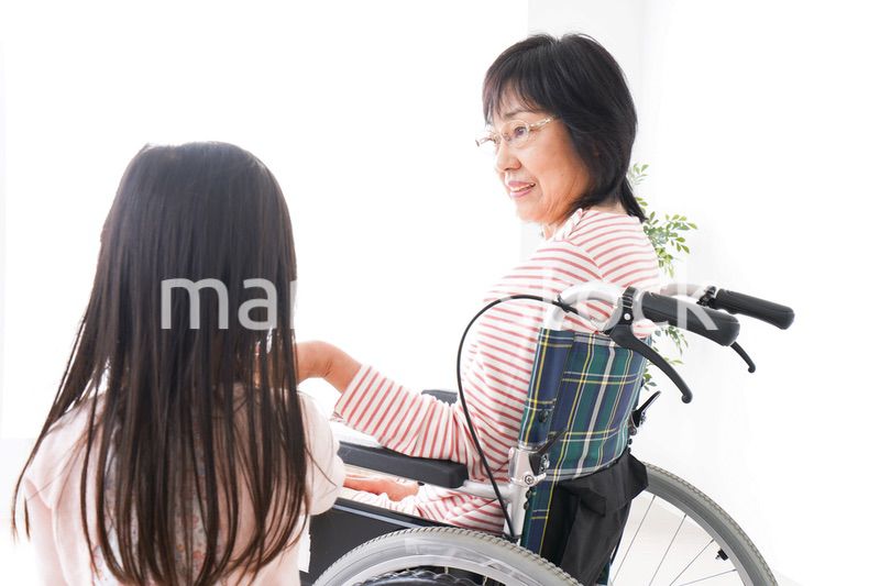 車椅子に乗るおばあちゃんと女の子