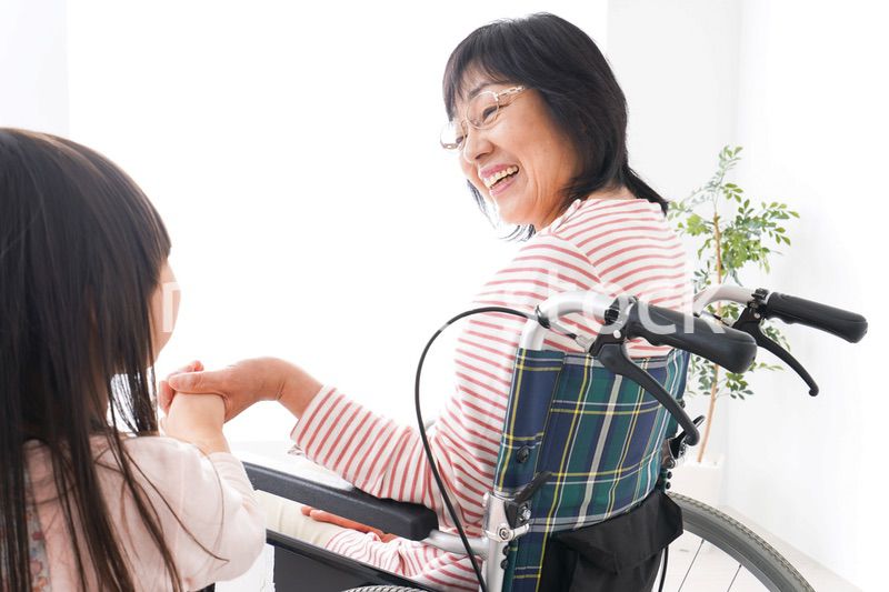 車椅子に乗るおばあちゃんと女の子