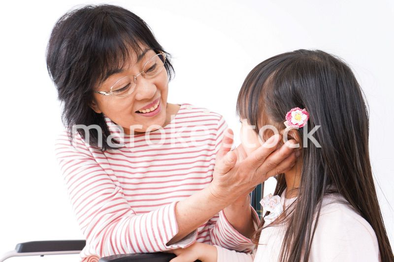 車椅子に乗るおばあちゃんと女の子