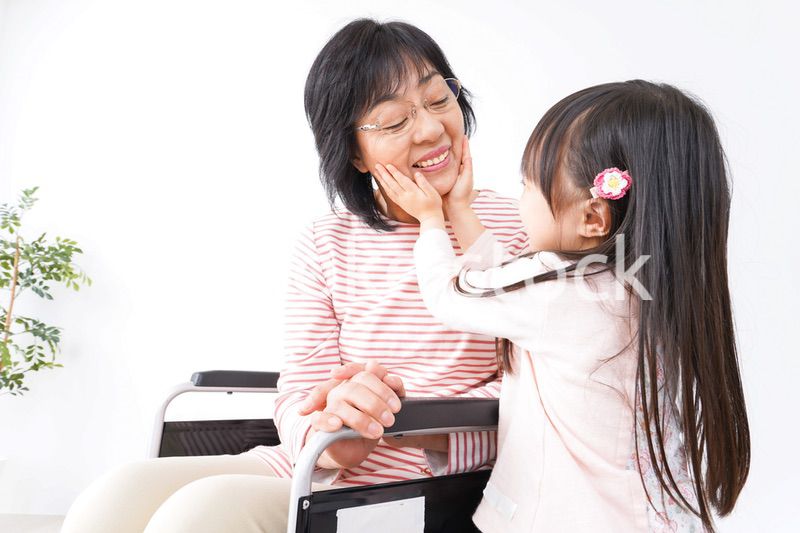 車椅子に乗るおばあちゃんと女の子