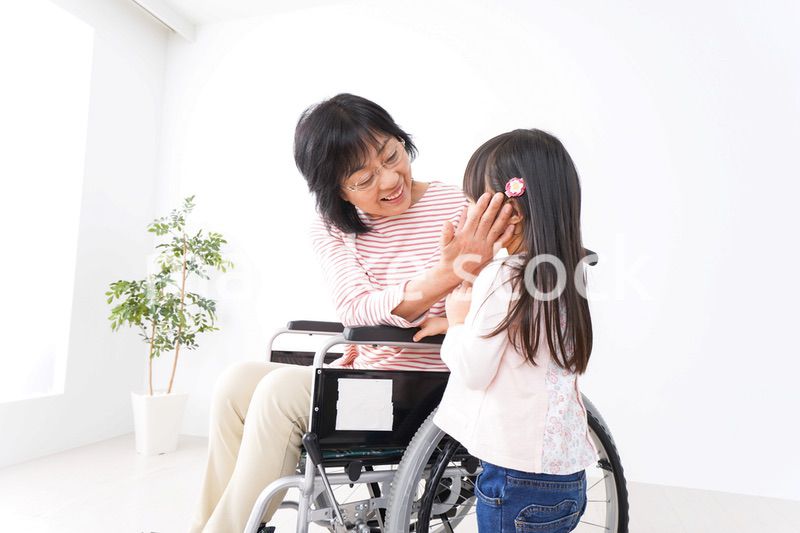 車椅子に乗るおばあちゃんと女の子