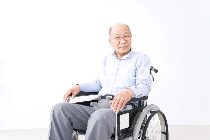 車椅子に乗る高齢の男性