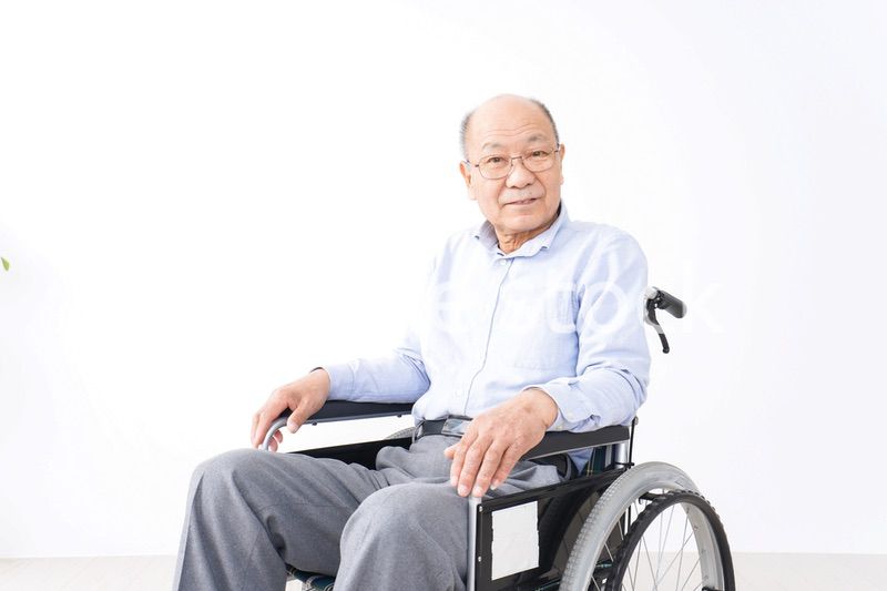 車椅子に乗る高齢の男性
