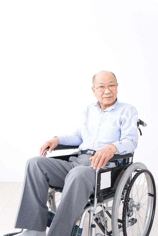 車椅子に乗る高齢の男性
