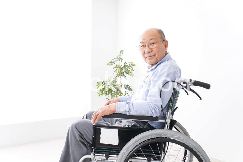 車椅子に乗る高齢の男性