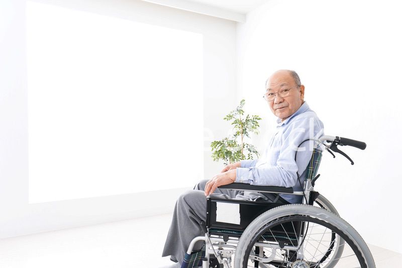 車椅子に乗る高齢の男性
